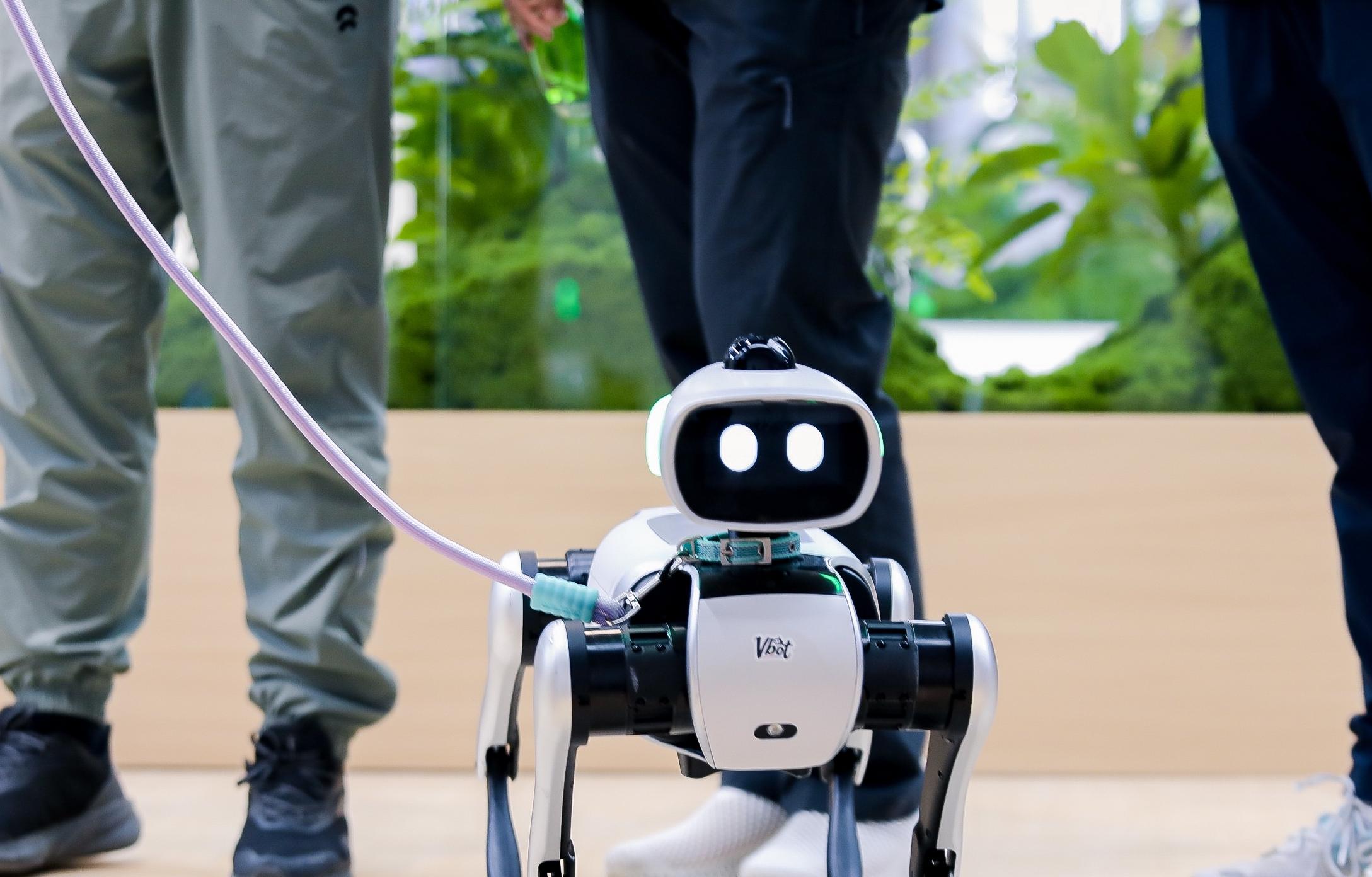 维他动力Vbot：当遥控器被丢掉，才是机器狗「有生命感」的第一步？